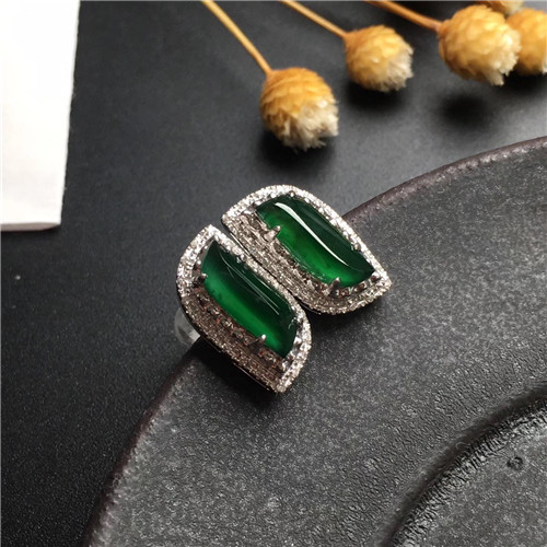 冰种、满绿翡翠镶嵌款式，吊坠、手链、戒指等饰品