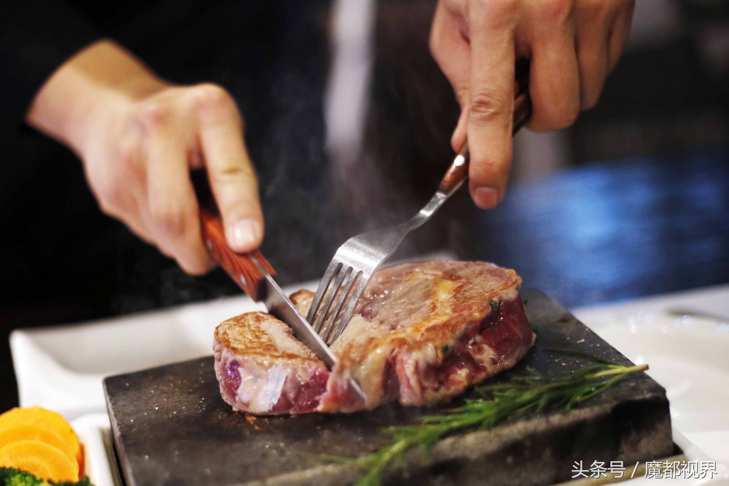 去“数码城”吃火山岩石烤牛排 上海百脑汇成徐家汇美食担当