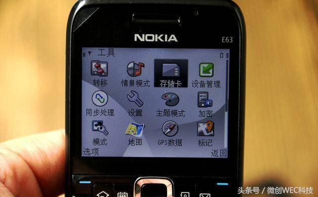 网民的手机上十年未换，全靠一台Nokia，一直撑到现在