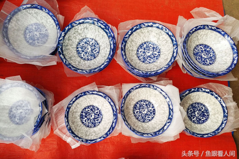 景德镇青花瓷盘碗摆上菜市场 10块钱4只碗 3只小盘子 市民抢购