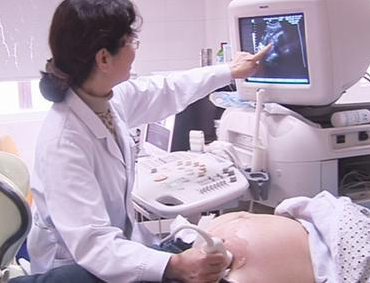 孕妇感觉腹部下坠明显检查发现是4胞胎，医生剖开肚子后大吃一惊