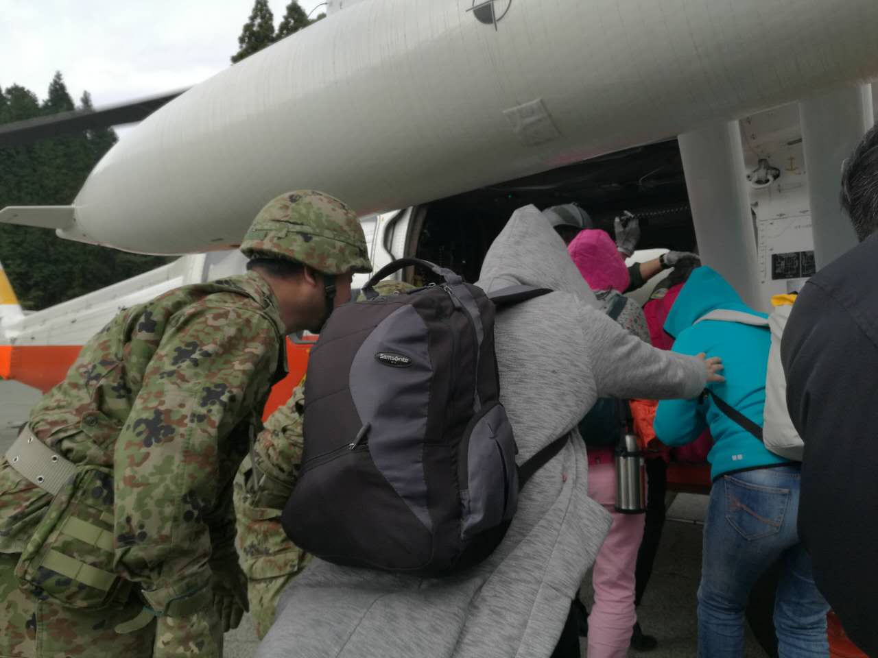 现场直击“日本中青旅20名被困震中中国游客”被直升机救出