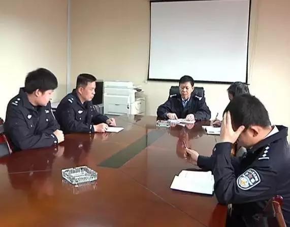黄州的哥4月两度遭持刀抢劫，竟是有人为挣上网费