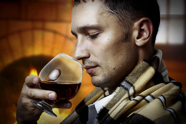 9,小口嘬饮若不习惯喝烈酒,喝一大口白兰地会使你的味蕾受到强烈刺激