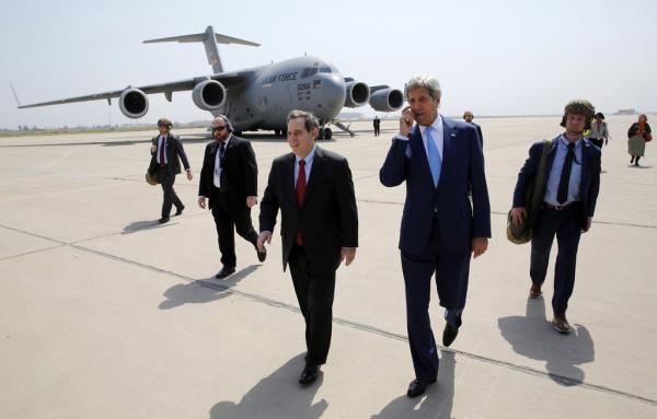 克里访问巴格达，美军中东咽喉地带举行军演