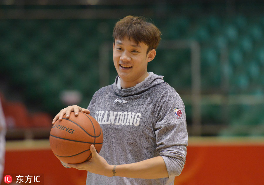 nba球星卡为什么剪掉劳森(山东高速训练备战 丁彦雨航回归剪了头发清爽上阵！)