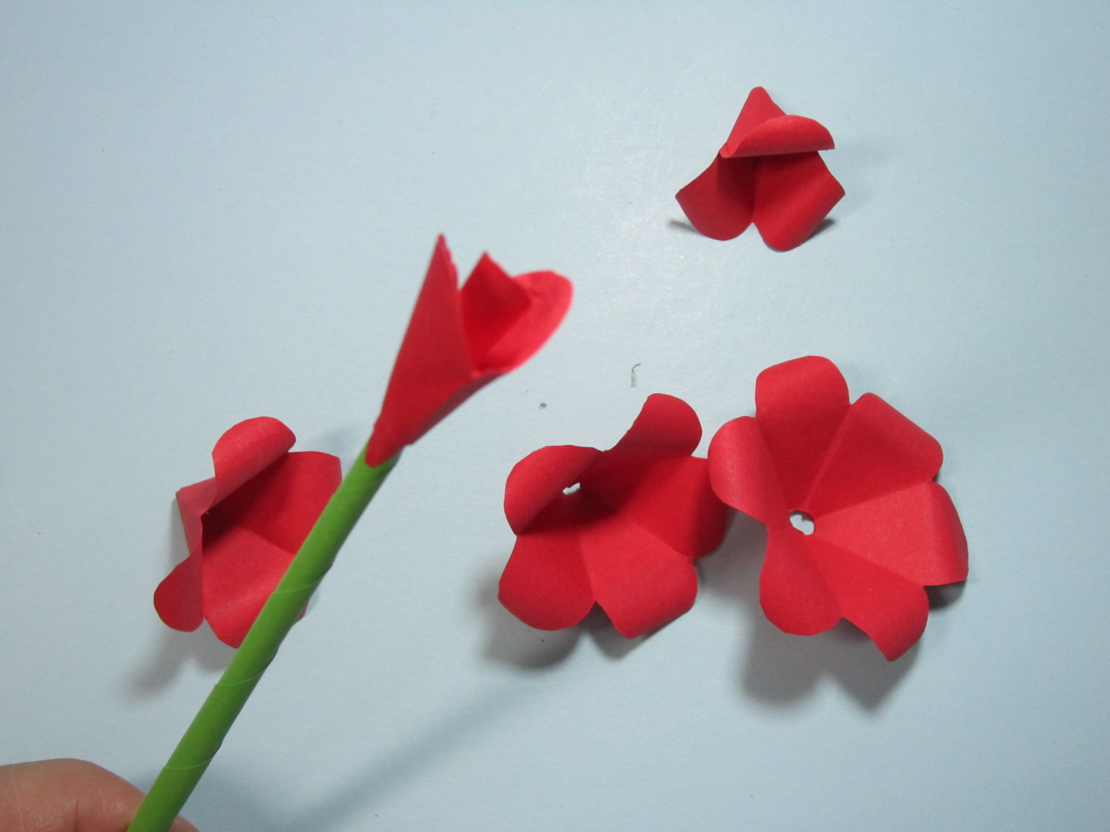 怎么折玫瑰花（手工折纸玫瑰的折法步骤图解）