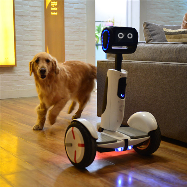 嘿，你可以骑着这个机器人走，还能让它乖乖端茶递水拍照？