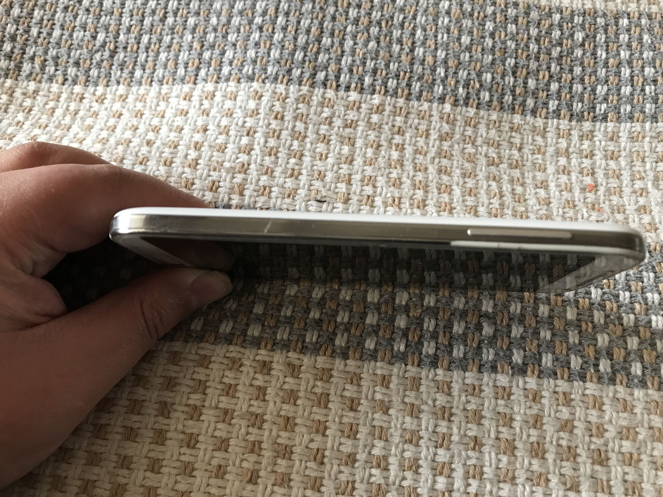 200塊買三星以前的旗艦手機？拆箱的一瞬間差點兒認為翻車了！