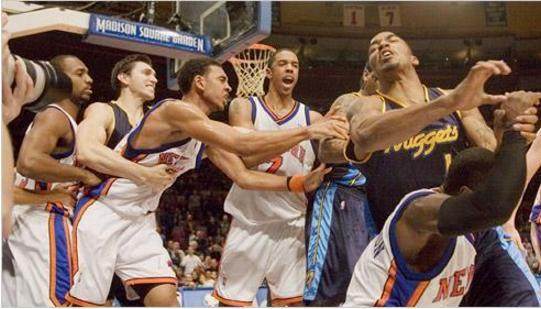 NBA歷史上一次血性大群毆，JR凶狠，安東尼偷襲，羅賓遜單挑二