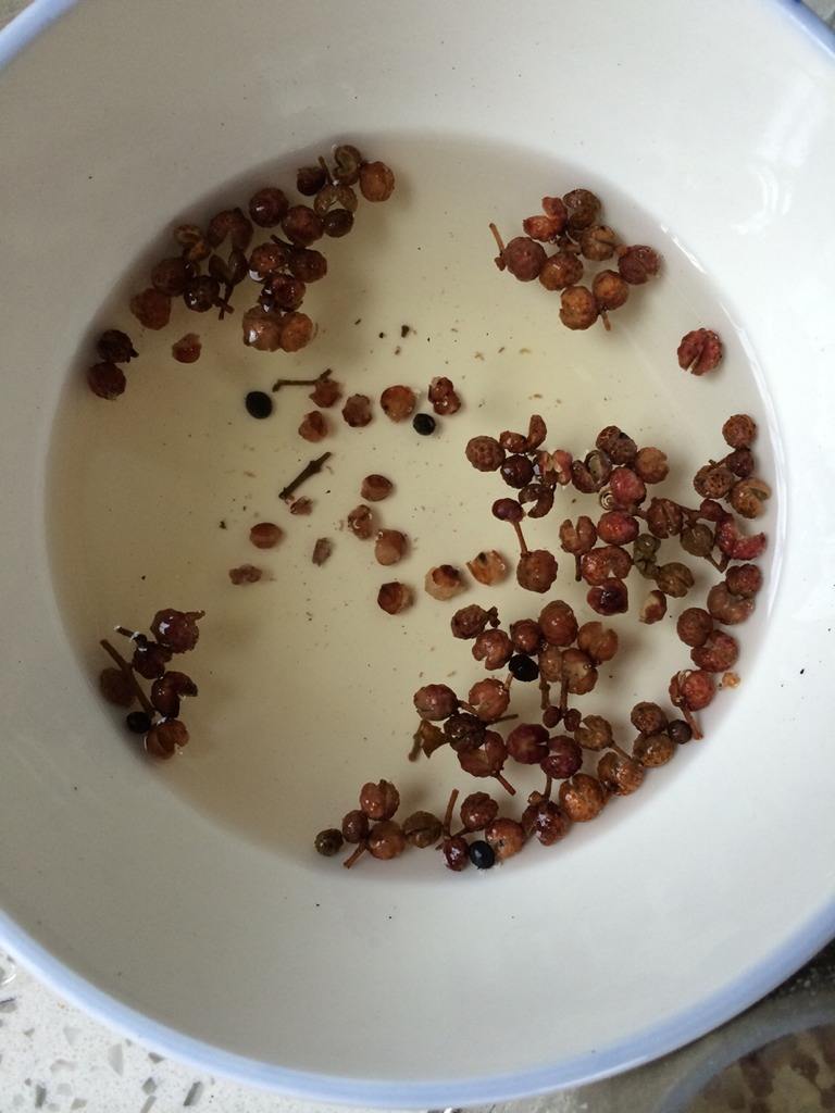每天都用花椒泡水，坚持会发现，你的身体会出现了很多改变