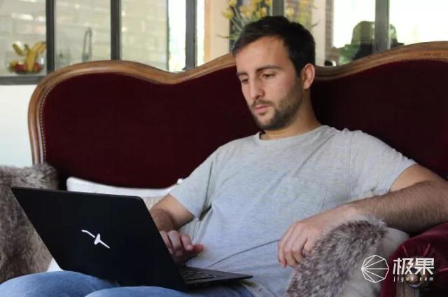 法国公司发布奇葩笔记本电脑：不连手机就没法用