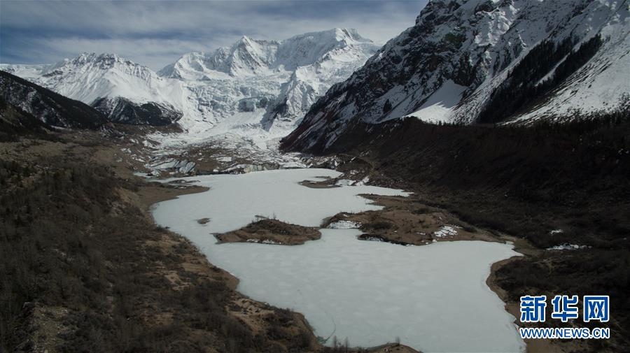 青藏高原冰川持续融化消退
