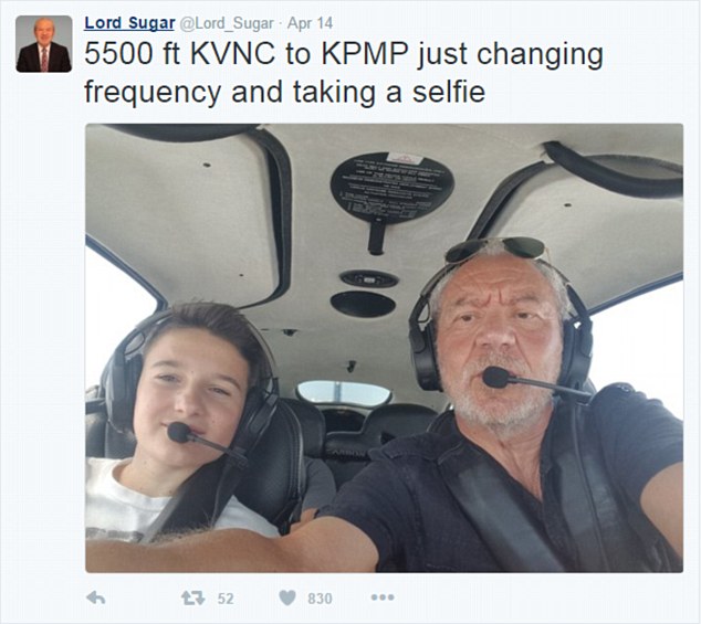 不负责任!英富商网晒与13岁孙子开飞机自拍照