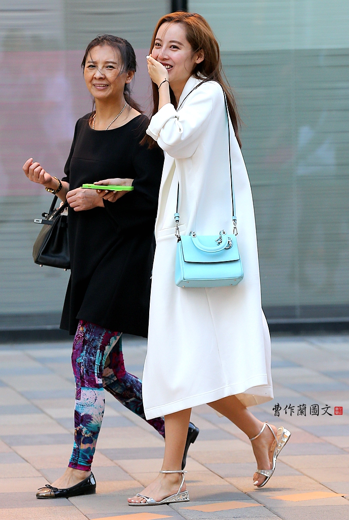 街拍：美女已经裸露双腿图片
