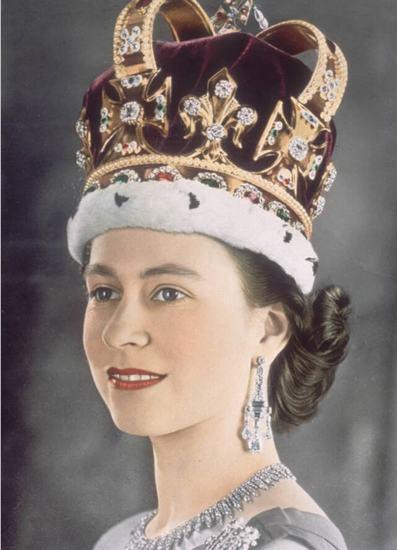 用珠宝传承君王过往 英国女王90年间所拥有的珍宝