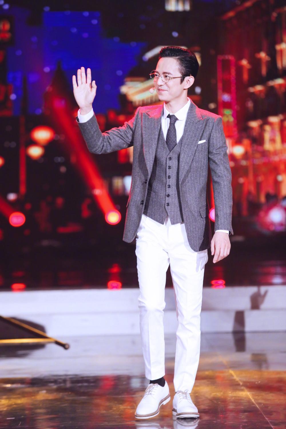 Ancient costume model of He Gui came, compare with contemporary outfit, which good-looking? 