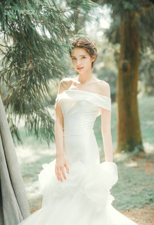 座专属的英文名字——fern,意为勤勉水瓶座专属的英文名字——angelia