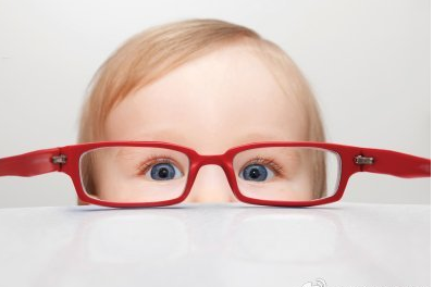 别说孩子近视与你无关!这5种错误行为,粗心