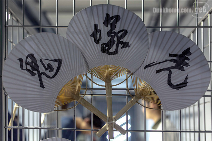 这个五一人人都爱的虎爪，在上海举办了 50 周年展
