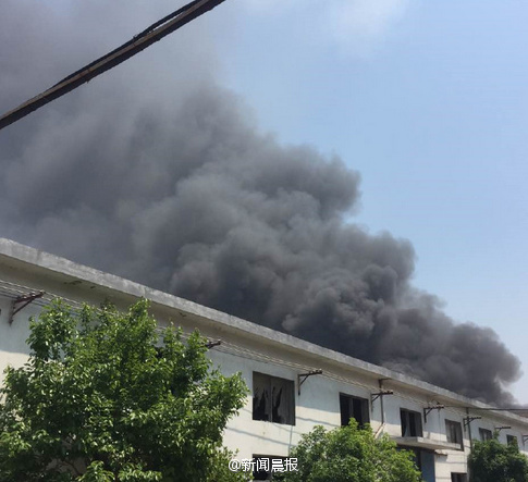 无锡惠山区一助剂厂发生火灾 浓烟滚滚