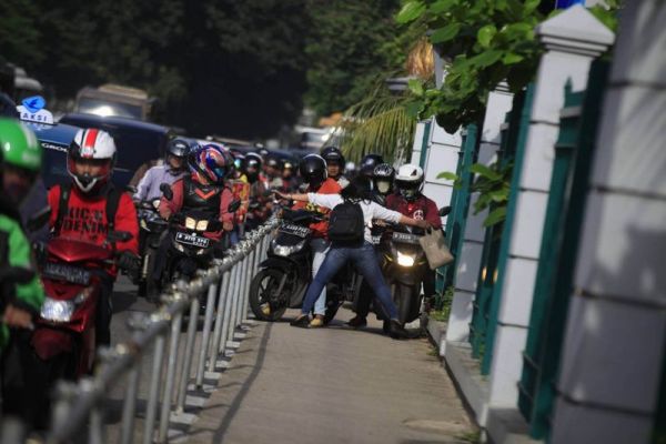 港媒:电动自行车开上人行路 印尼