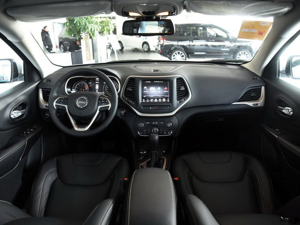 2016款jeep自由光2.4L专业版智能包售25.38万元