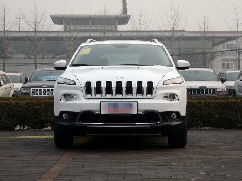 2016款jeep自由光2.4L专业版智能包售25.38万元