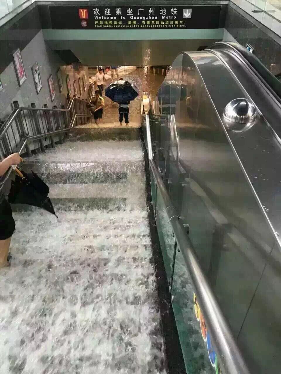 南方暴雨！网友：广州下了一天“瀑布”！