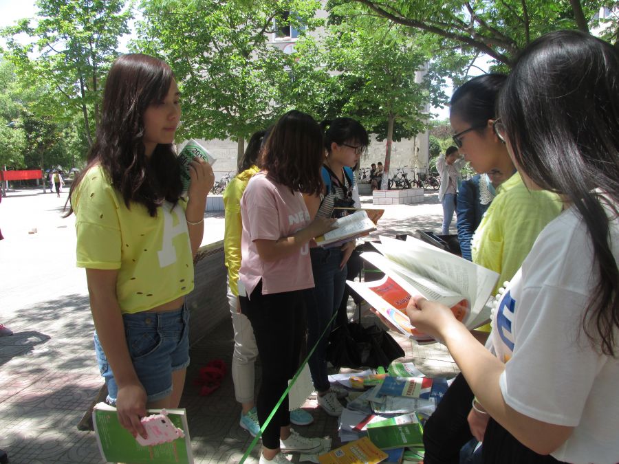 信阳师范学院考研服务社举办公益赠书活动