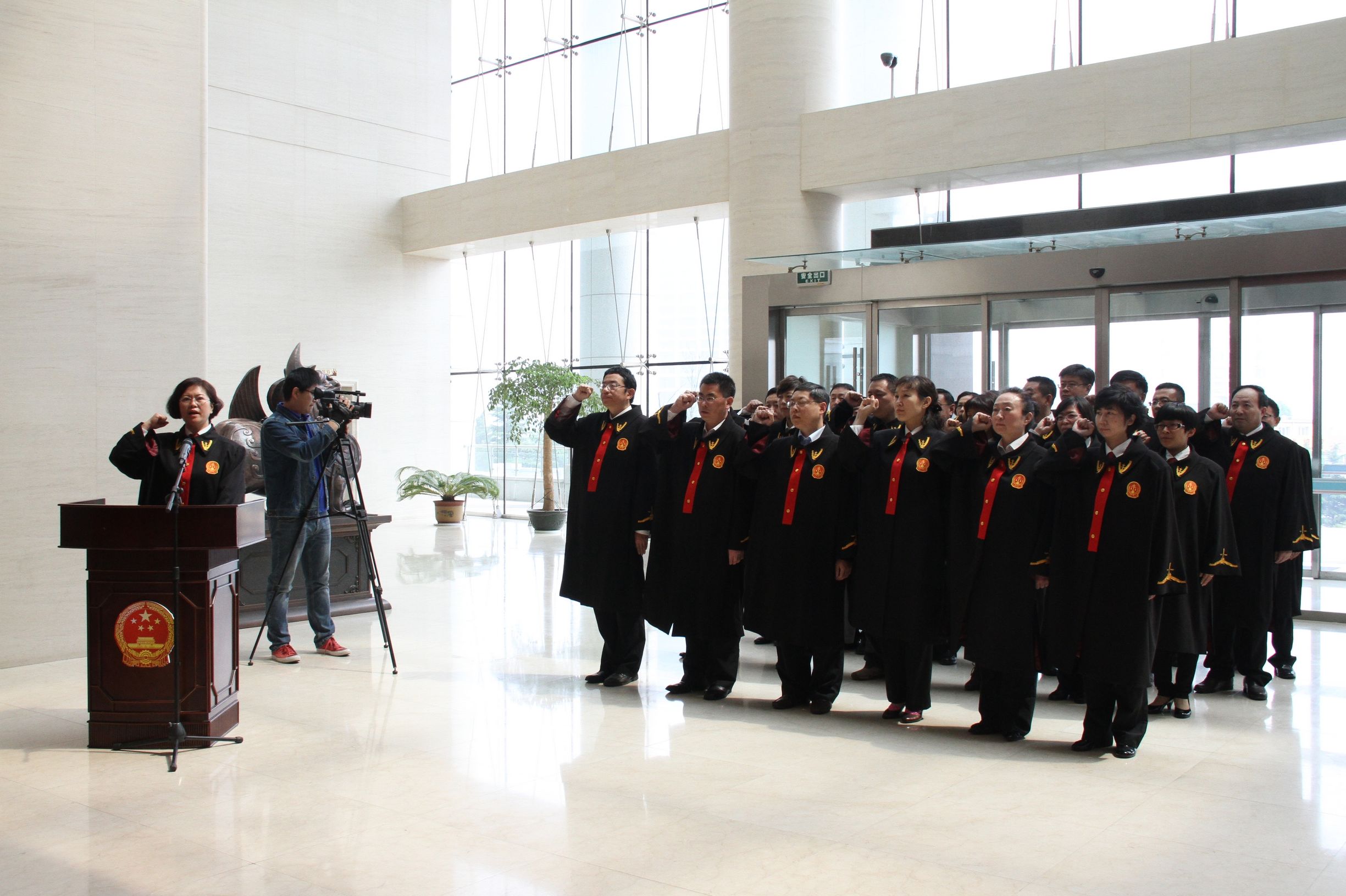 山东青岛中院举行首次宪法宣誓仪式