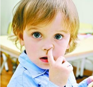 专家提醒：小孩吃鼻屎是一辈子的事，挖鼻孔致鼻炎、严重可致命