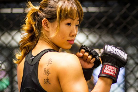 她是亚洲最能打的女人，“龙卷风锁”能拧断椎骨，或战中国男选手
