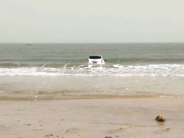 临沂一凯迪拉克在日照沙滩上洗车，结果涨潮出不来了！