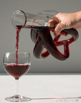 喝干红葡萄酒即喝红酒的通用步骤