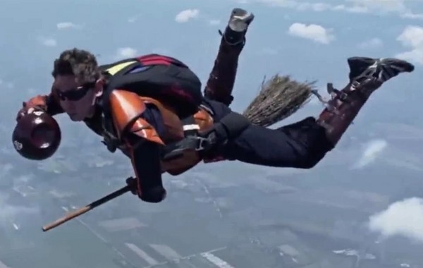 4200米高空跳下 骑扫帚玩真实版魁地奇