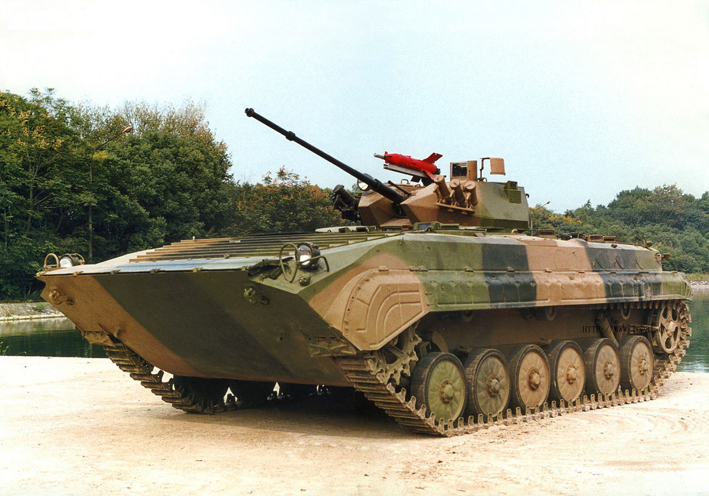 中国继86式步兵战车后自主研制二代ZBD04式履带式步兵战车