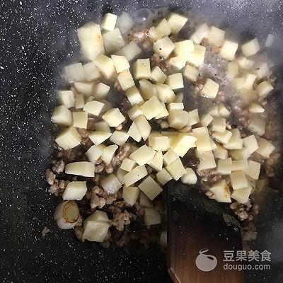 Sauce of potato Xianggu mushroom scoops up the practice of the face