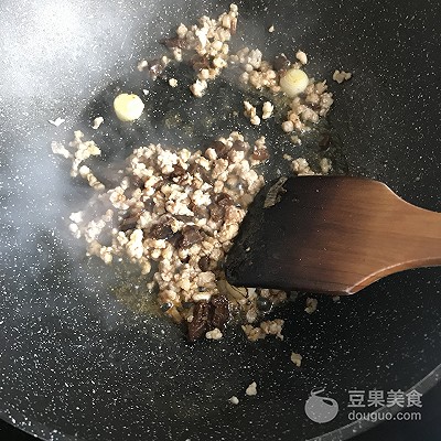 Sauce of potato Xianggu mushroom scoops up the practice of the face