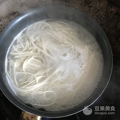 Sauce of potato Xianggu mushroom scoops up the practice of the face