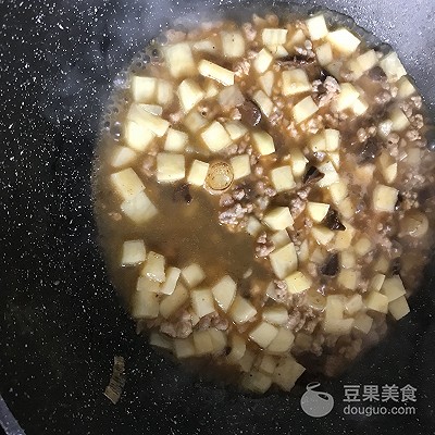 Sauce of potato Xianggu mushroom scoops up the practice of the face
