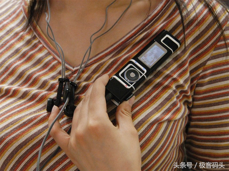 Nokia这款口红手机上只比唇膏大一圈，专为女士设计方案，键入方法迥异