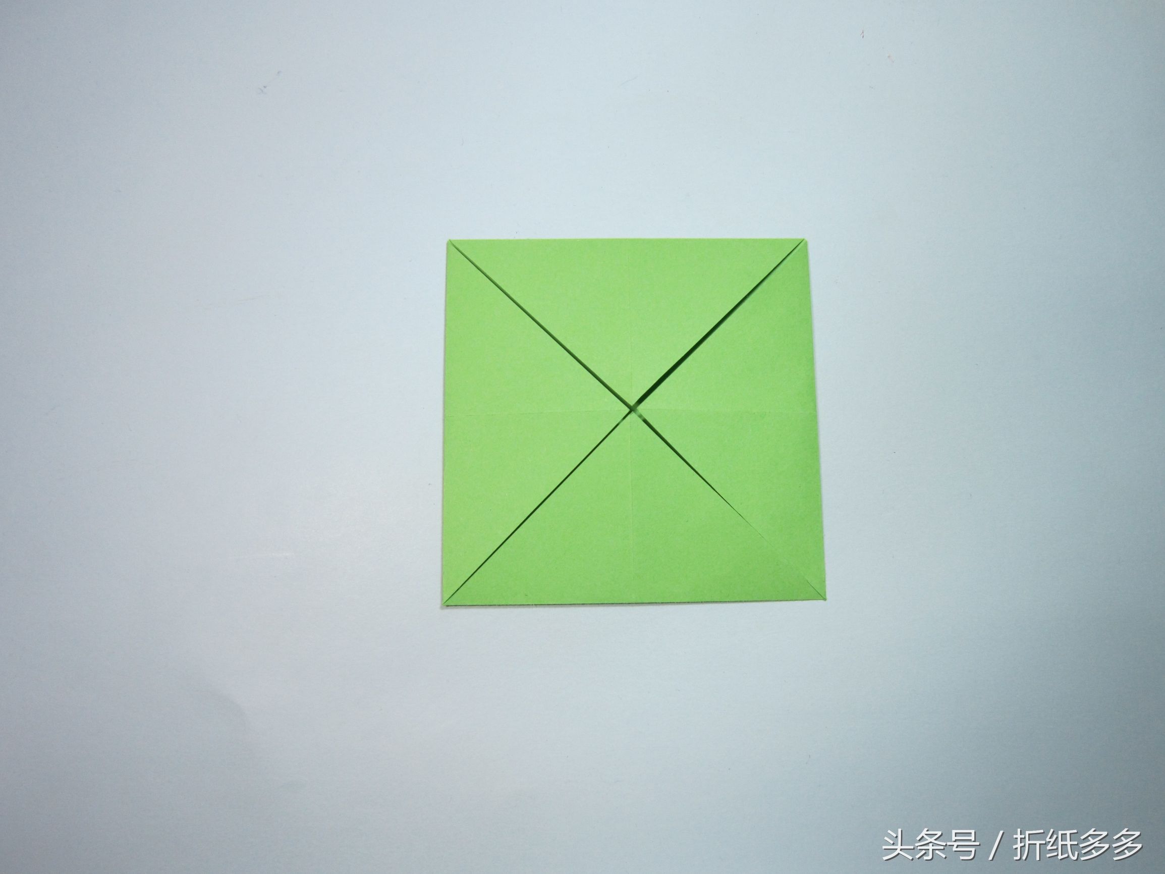 儿童手工折纸教程:正方形收纳盒的折法步骤图解