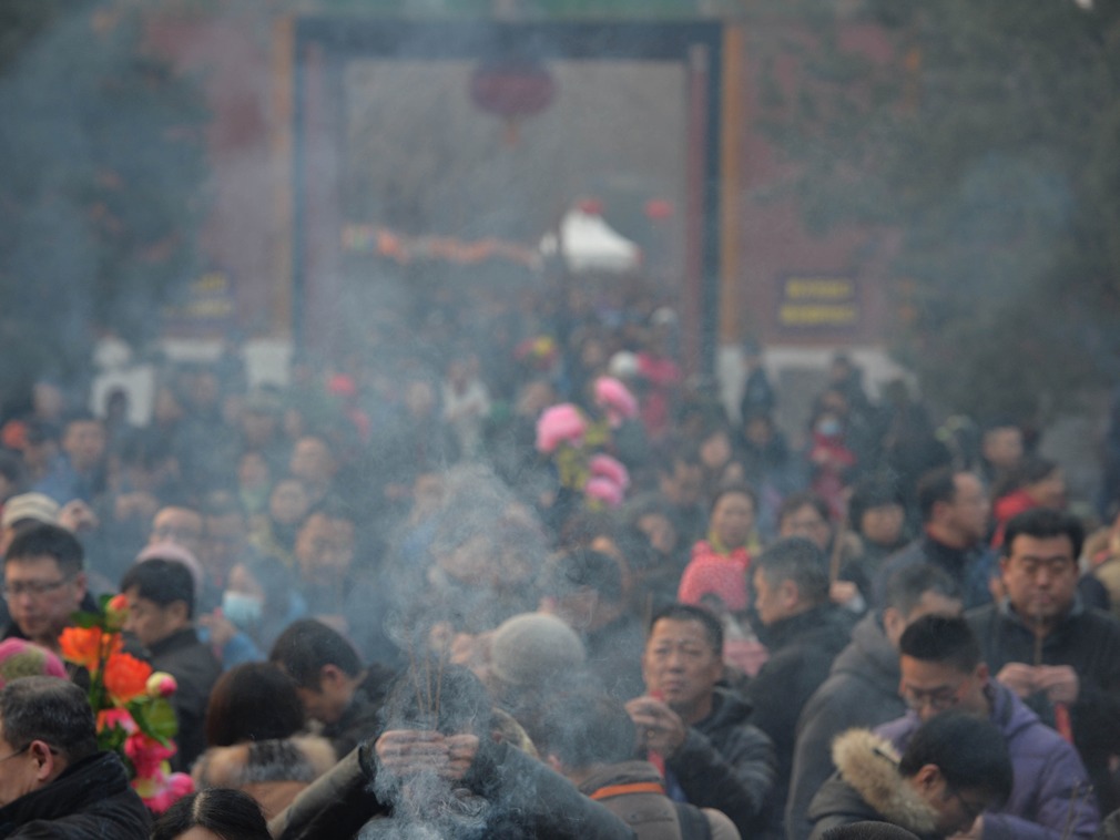 春节民众“抢头香”祈福！连夜排队成为成功抢得头香的必备技能