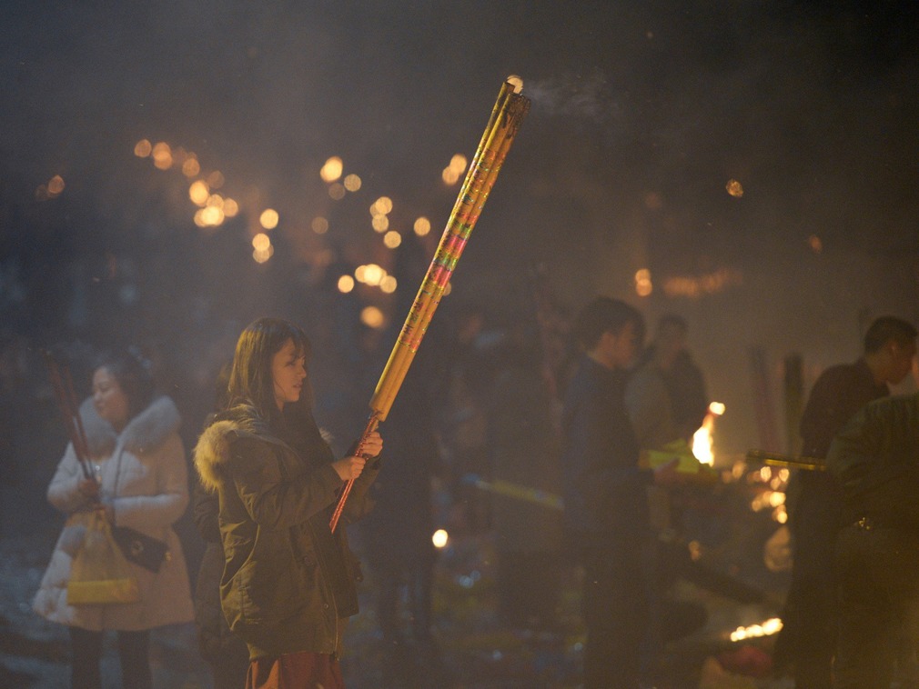 春节民众“抢头香”祈福！连夜排队成为成功抢得头香的必备技能