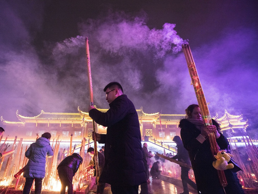 春节民众“抢头香”祈福！连夜排队成为成功抢得头香的必备技能