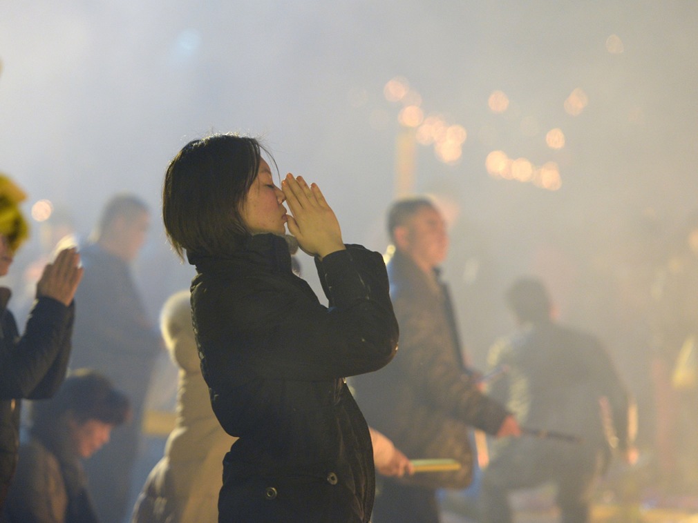 春节民众“抢头香”祈福！连夜排队成为成功抢得头香的必备技能
