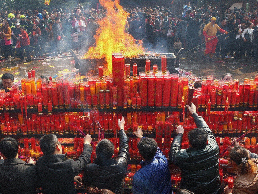 春节民众“抢头香”祈福！连夜排队成为成功抢得头香的必备技能