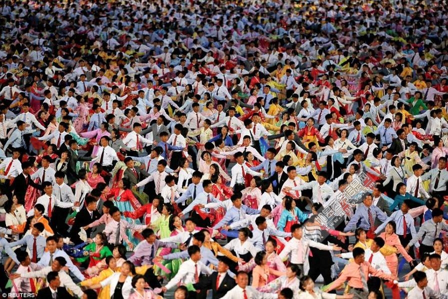 朝鲜庆祝七大闭幕 妇女身穿传统民族服装向金正恩致敬