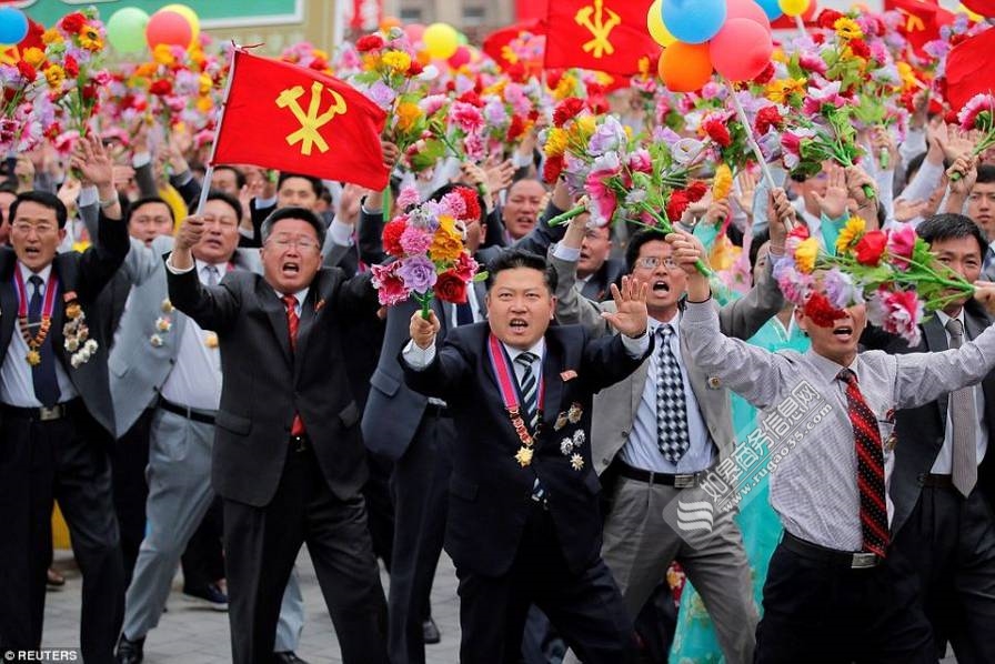 朝鲜庆祝七大闭幕 妇女身穿传统民族服装向金正恩致敬
